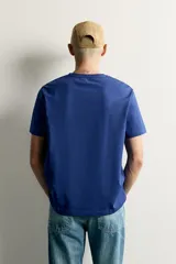 Camiseta básica de corte regular fit, con cuello redondo y mangas cortas de color blanco.