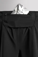 Pantalones cortos de running confeccionados en tejido técnico ligero y elástico, con malla interior. Presentan cintura elástica ajustable con cordón, bolsillo trasero con cierre y aberturas laterales en el bajo.