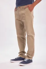 Pantalón tipo chino en color tostado, de corte recto y ajuste cómodo con elastano para mayor libertad de movimiento.