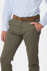 Pantalón de gabardina azul marino de corte slim fit y tiro medio, con bolsillos traseros ojalados con botón y presillas para cinturón.