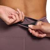 Calza deportiva Nike de tiro alto, con diseño acampanado en la parte inferior y logo de la marca bordado en el lateral.