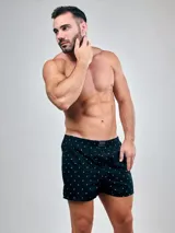 Bóxer de algodón blanco con estampado de flores pequeñas color celeste, con cintura elástica y logo de la marca en el centro.