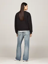 Buzo negro de corte clásico con cuello redondo y logo de Tommy Hilfiger estampado en blanco en el pecho.