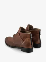 Botín de cuero negro con cierre lateral, elástico en los laterales y taco bajo.