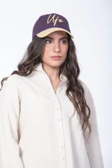 Gorro tipo gorra azul con visera curva y la letra 'U' bordada en el frente en color rojo con contorno blanco.