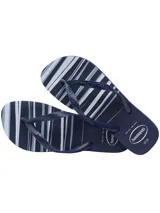 Chancletas Havaianas azul marino con rayas diagonales en tonos celeste y blanco.