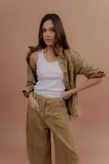 Chaqueta de jean azul, de corte entallado, con cuello camisero, cierre frontal con botones y bolsillos delanteros con solapa.