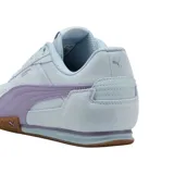 Championes Puma modelo Bella Donna, de diseño urbano y deportivo en color negro con la franja lateral característica en blanco. Presentan una suela de goma color caramelo con excelente tracción y detalles en dorado en los ojales de los cordones.