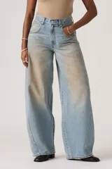 Jean de corte barrel con diseño super baggy, tiro medio y pierna ancha con costuras laterales curvas. Presenta un lavado desgastado con efecto vintage.