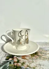 Aros colgantes con argolla dorada y perla barroca de río.