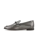 Mocasín de cuero color plomo con detalle de hebilla forrada en el empeine, suela baja de goma y diseño clásico.