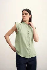 Camisa color verde agua, sin mangas, con cuello mao y volados en cuello, mangas y frente.