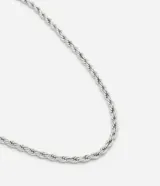 Collar corto plateado con cadena de cordón trenzado y cierre ajustable.