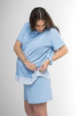 Pijama maternal de algodón gris con textura acanalada, compuesto por una remera de manga corta con broches laterales para facilitar la lactancia y detalle de puntilla blanca en el ruedo, y un short a juego con cintura ajustable.