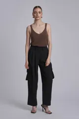 Pantalón cargo negro de corte ancho, con bolsillos laterales con fuelle y trabillas en la cintura.