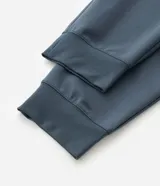 Pantalón jogger deportivo de hombre en color azul, con cintura elástica ajustable con cordón, bolsillos laterales con cierre de cremallera y bajo ajustado con puño elastizado.