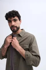 Sobrecamisa de algodón con efecto lavado y bolsillos frontales con solapa.