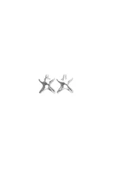 Aros tipo stud con diseño de estrella de mar, con acabado plateado.