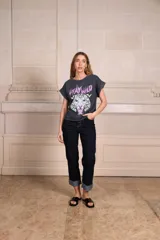 Remera negra de algodón con estampado de un tigre blanco y la frase "Stay Wild" en color lila.