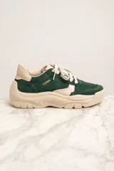 Zapatillas deportivas de gamuza verde con detalles en cuero color crema, cordones blancos y suela chunky color crema.