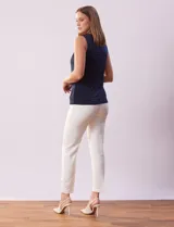 Musculosa negra de poliéster y elastano, con cuello redondo con frunces delanteros y abertura con botón en la espalda.