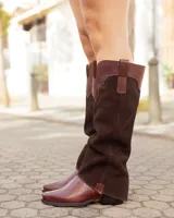 Bota de caña alta marca Austera confeccionada artesanalmente en cuero y gamuza color chocolate. Presenta un diseño versátil tipo polaina desmontable sobre bota corta de cuero liso.