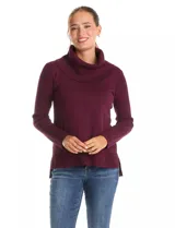 Buzo de punto color bordó con cuello volcado amplio y mangas largas. Presenta una costura central vertical en el frente y diseño con tajos laterales en el ruedo, siendo ligeramente más largo en la parte posterior.