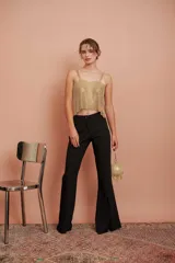 Top corto dorado de malla metálica con breteles anchos.