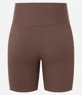 Bermuda deportiva de microfibra acanalada color marrón, de tiro alto y diseño ajustado.