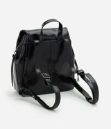 Mochila Satinato de poliuretano color negro, de diseño rectangular con solapa frontal, cierre magnético, bolsillos laterales con cierre y correas ajustables.
