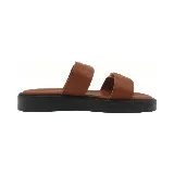 Sandalias marrones con plataforma negra, dos tiras anchas con hebillas doradas y plantilla acolchada.