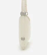 Cartera baguette marrón con textura croco, confeccionada en material sintético. Tiene cierre de cremallera y correa de hombro con esferas doradas.