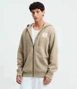 Hoodie con cierre frontal, capucha con cordón ajustable y bolsillos canguro. Presenta un estampado circular de letras en el pecho.