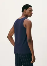 Musculosa básica de corte clásico, confeccionada en tejido de punto color azul marino.