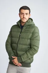 Campera puffer Mistral de hombre, color azul marino con cierre frontal y detalles en color rojo. Cuenta con capucha, puños elásticos y logo estampado en el pecho.