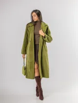 Tapado de paño sofisticado con solapas clásicas, cierre frontal de botones y bolsillos laterales. Presenta un diseño de corte recto y estructura elegante.