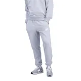 Pantalon de jogging New Balance, confeccionado en felpa francesa color gris melange. Presenta un corte deportivo con cintura y puños acanalados, bolsillos laterales y un bolsillo trasero. Incluye el logo de la marca estampado en la pierna izquierda.