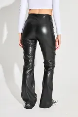 Pantalon de tiro alto confeccionado en ecocuero, con diseño semi oxford y cierre metálico lateral. Presenta un recorte horizontal sobre la rodilla.
