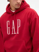 Canguro de polar rojo con capucha y cordones ajustables. Presenta el logo de la marca estampado en blanco en el centro del pecho y un bolsillo frontal tipo canguro.