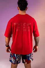 Remera oversize roja de algodón elastizado con logo estampado en el pecho.
