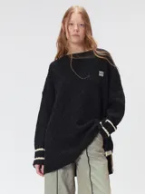 Sweater de cuello redondo con diseño de tejido en relieve de rombos, manga larga y calce holgado. Presenta logo bordado en el pecho y aberturas laterales en el ruedo.