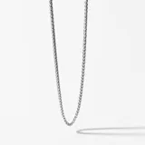Cadena plateada de acero con eslabones pequeños.