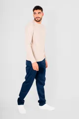 Pantalón chino de hombre, color verde oliva, de corte recto y tiro medio, con bolsillos laterales y traseros.