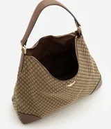 Cartera hobo grande marca Satinato, confeccionada en poliuretano con textura geométrica en tonos tostado y marrón. Cuenta con asas de hombro combinadas de material sintético y cadenas metálicas doradas, y placa frontal con el logo grabado.