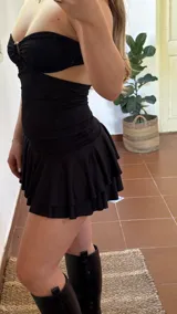 Minifalda negra de lycra con pretina doble.