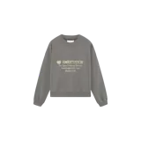 Buzo de cuello redondo Eme Studios, modelo Institution Laurel Oversized Crewneck, color gris con estampado tipográfico en el pecho.