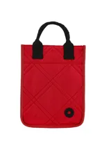 Bolso matero de diseño vertical con efecto capitoné y costuras romboidales, color verde militar. Cuenta con manijas cortas superiores y una correa ajustable para el hombro con la inscripción de la marca. Incluye un pequeño aplique circular con logo en la parte inferior.