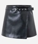 Short pollera de tiro alto confeccionado en poliuretano con acabado efecto cuero. Presenta un diseño cruzado tipo falda con cinturón integrado del mismo material y hebilla metálica.
