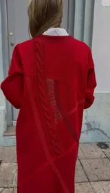 Sacon de lana merino color rojo, con diseño de tejido de punto con texturas variadas y paneles de diferentes tramas en la espalda.