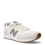 Championes urbanos New Balance modelo 515, color beige con detalles en animal print en el logo lateral, lengüeta y talón. Confeccionados en malla y gamuza, con suela blanca y base de goma marrón.